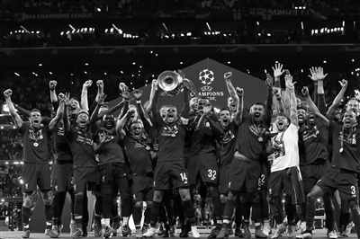 拯救球迷生命！FIFA官方：雷根斯堡队医诺伊金获公平竞赛奖（FIFA授予雷根斯堡队医诺伊金公平竞赛奖，因其抢救球迷生命）