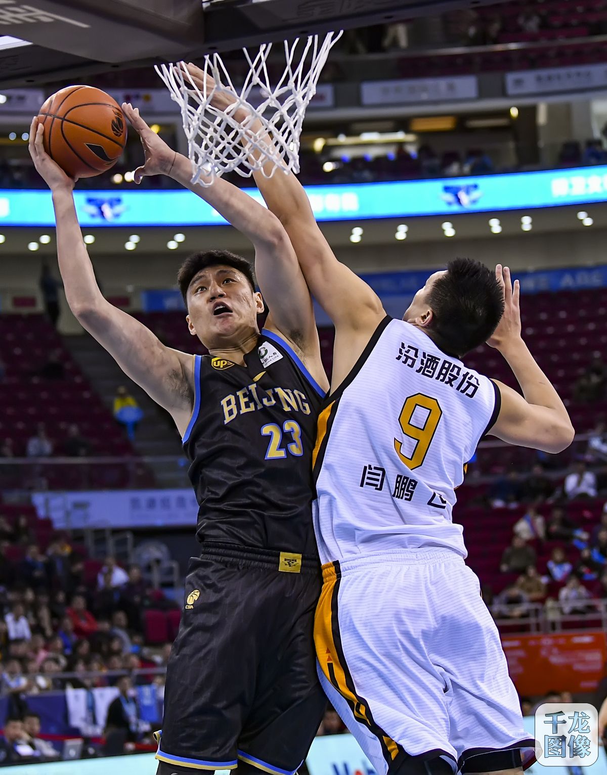 球员倒地后仍把球传出去，太拼（倒地仍把球传出，拼到极致）