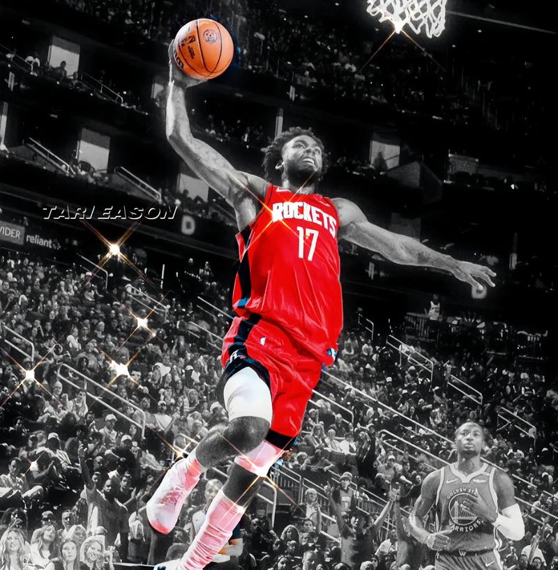 上海申花客场对阵广岛三箭，虽0-2落败，但有望晋级，展现顽强斗志，助力海港复仇。（申花客场0-2负广岛三箭 仍存晋级曙光，顽强斗志助力海港复仇）