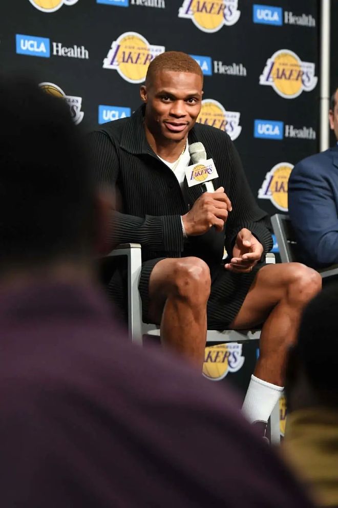 湖人官方：詹姆斯因左脚伤病管理，明日比赛出战成疑（湖人通告：因左脚伤病管理，詹姆斯明日出场成疑）