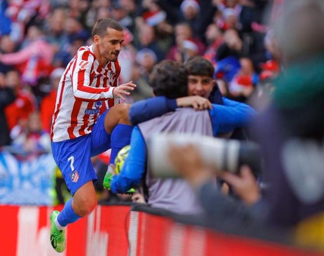 网红“小溥仪”现场观战北京国安比赛，与张稀哲合影留念（网红“小溥仪”亲临现场观战北京国安，与张稀哲合影）