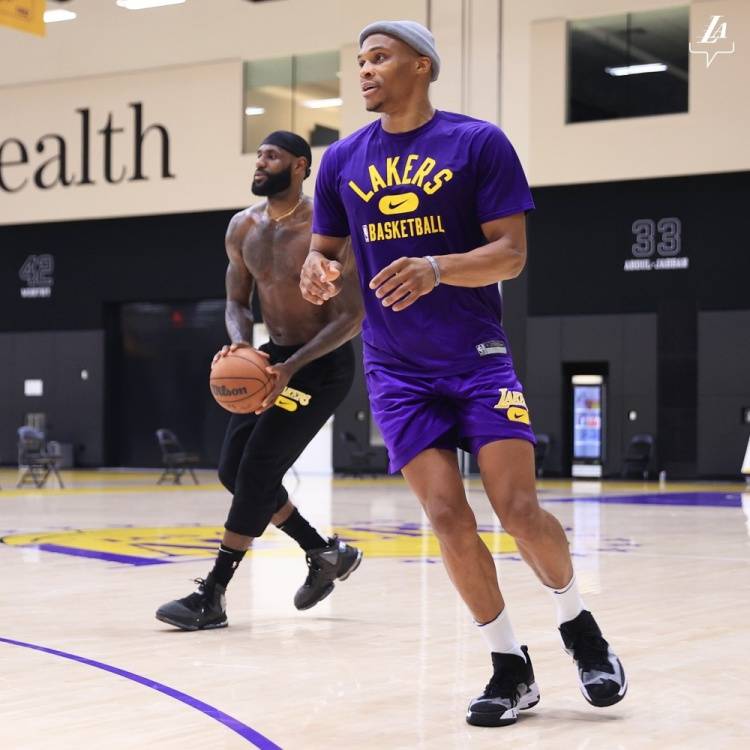 梅西将领取美职联MVP奖杯，梅西杯U16国际赛同步揭幕（梅西捧起美职联MVP，梅西杯U16国际赛同日启幕）