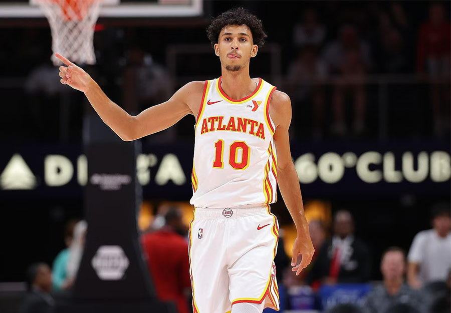 替补球员爆发助球队锁胜（板凳奇兵发威助球队锁定胜局）