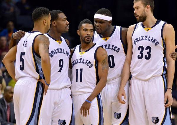 没有技巧全是感情，弗兰克告别演讲深情演唱《月亮代表我的心》（不靠技巧只凭真情：弗兰克在告别演讲中深情献唱《月亮代表我的心）