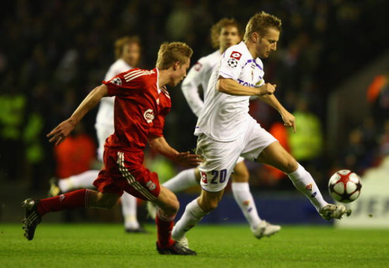 传奇门将正式退役，全场球迷起立致敬（传奇门将宣布挂靴，现场球迷起立致意）